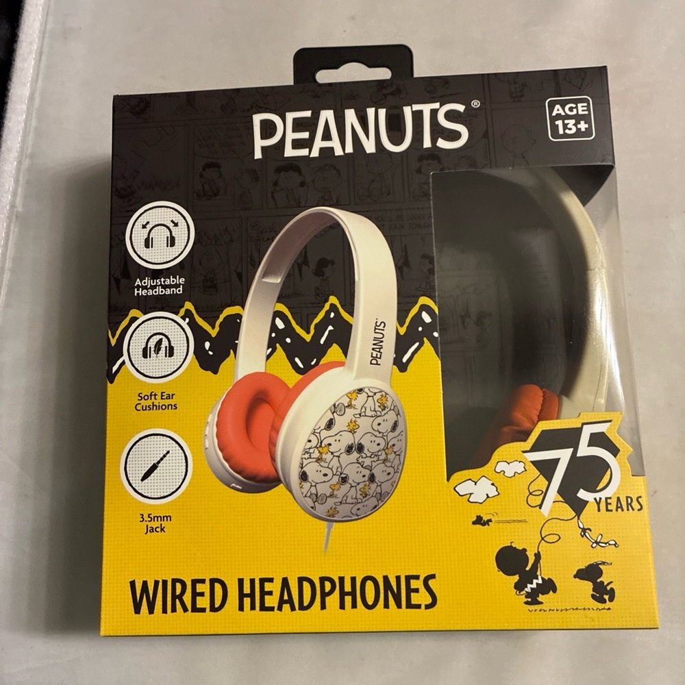 Peanuts Wired Headphones with Snoopy Design